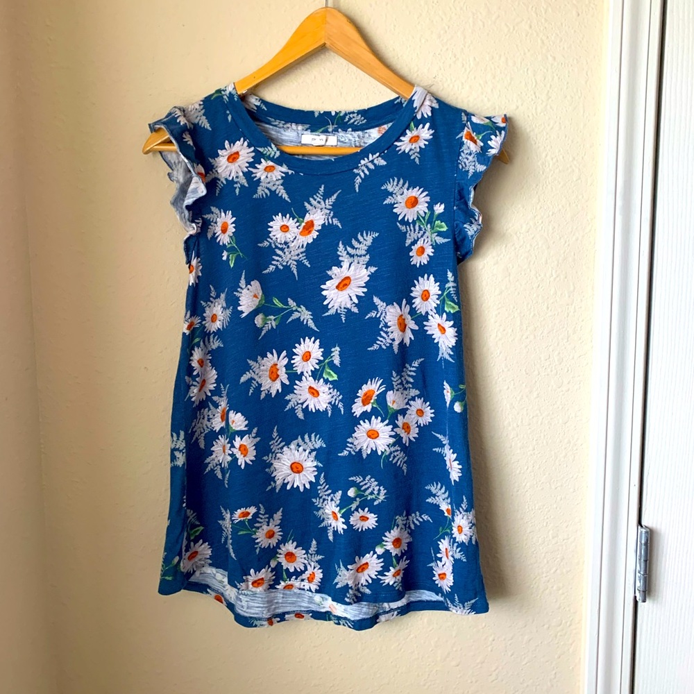 Maurices floral tee with ruffled shoulders 🌼🌼